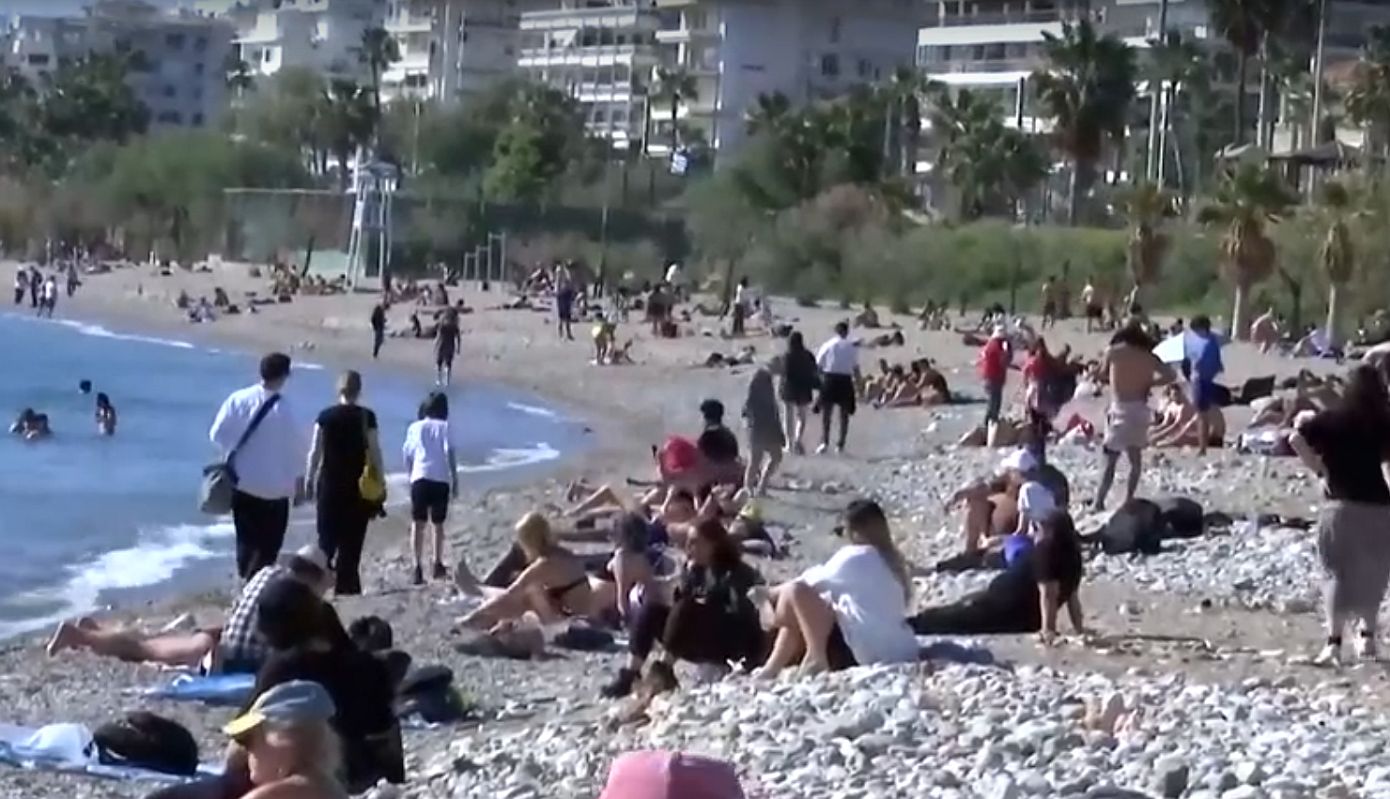 Οι υψηλές θερμοκρασίες και η αφρικανική σκόνη γέμισαν με κόσμο τις παραλίες – Ακραίο κύμα ζέστης και τη Δευτέρα