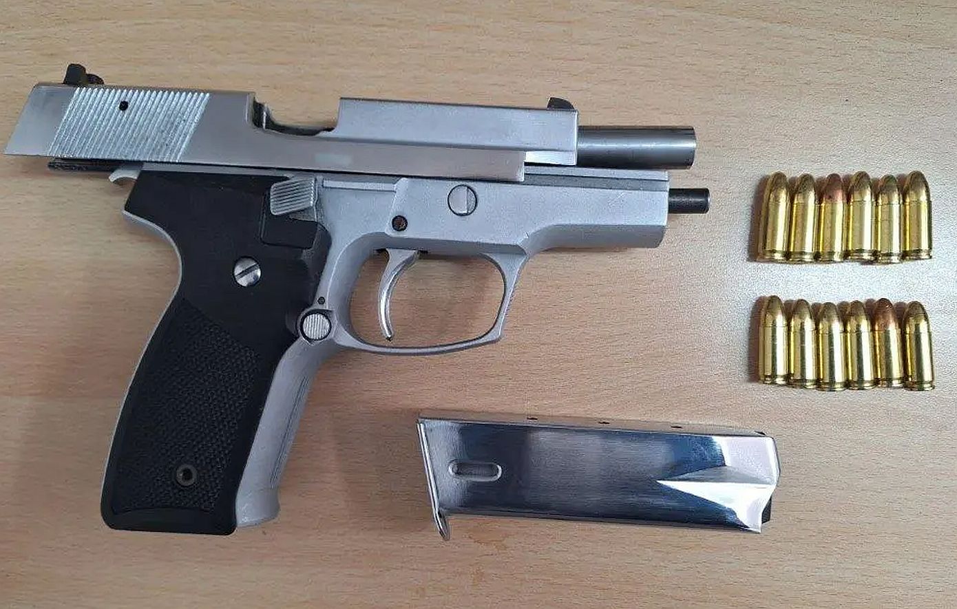 Με αυτό το πιστόλι ο 40χρονος άνοιξε πυρ στο μπαρ στο Κολωνάκι &#8211; Είναι σεσημασμένος για ληστεία και όπλα