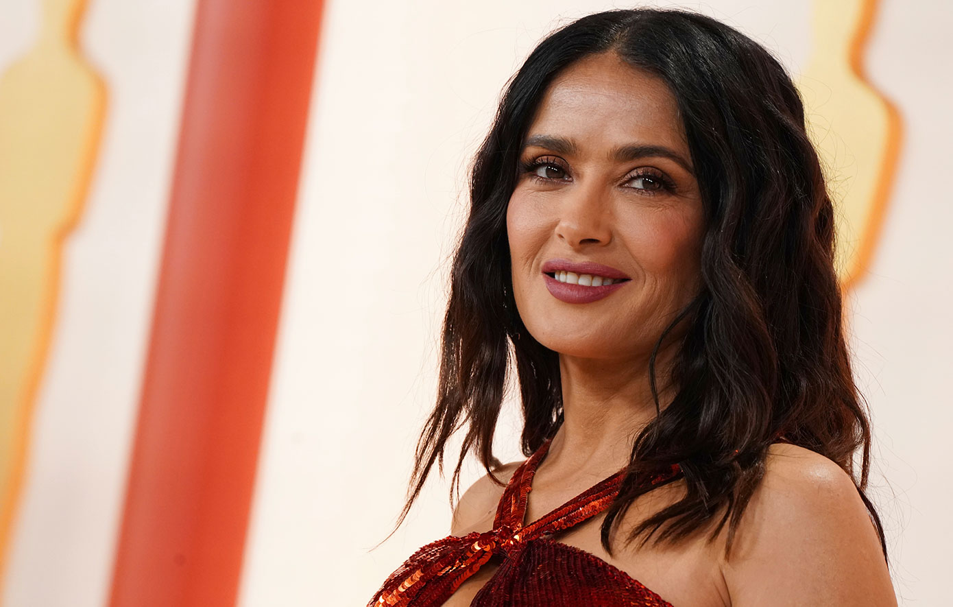 Το μυστικό της Salma Hayek για να καμουφλάρει τα γκρίζα μαλλιά της