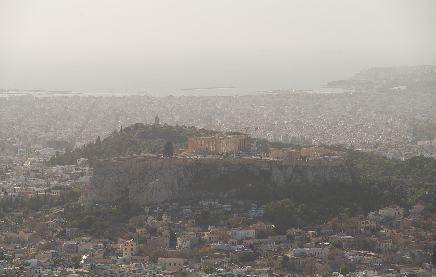 «Ποια σκόνη;» – Διαφωνούν οι μετεωρολόγοι, ο διευθυντής της ΕΜΥ διαψεύδει το meteo