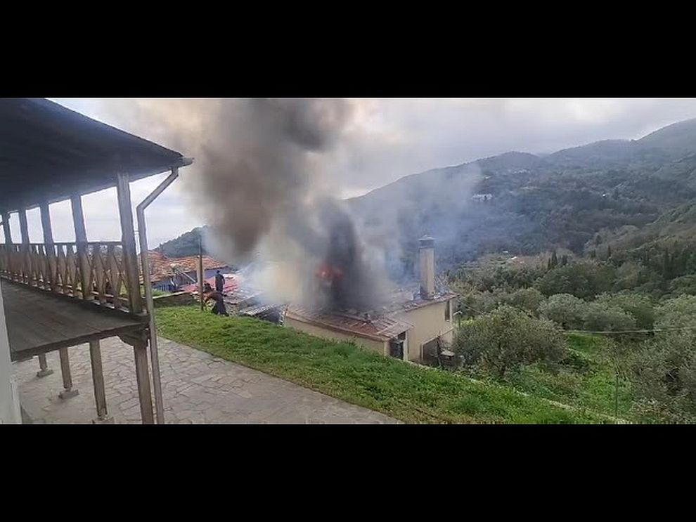 Φωτιά τώρα στο Άγιο Όρος – Στις φλόγες το Καλύβι της Ζωοδόχου Πηγής