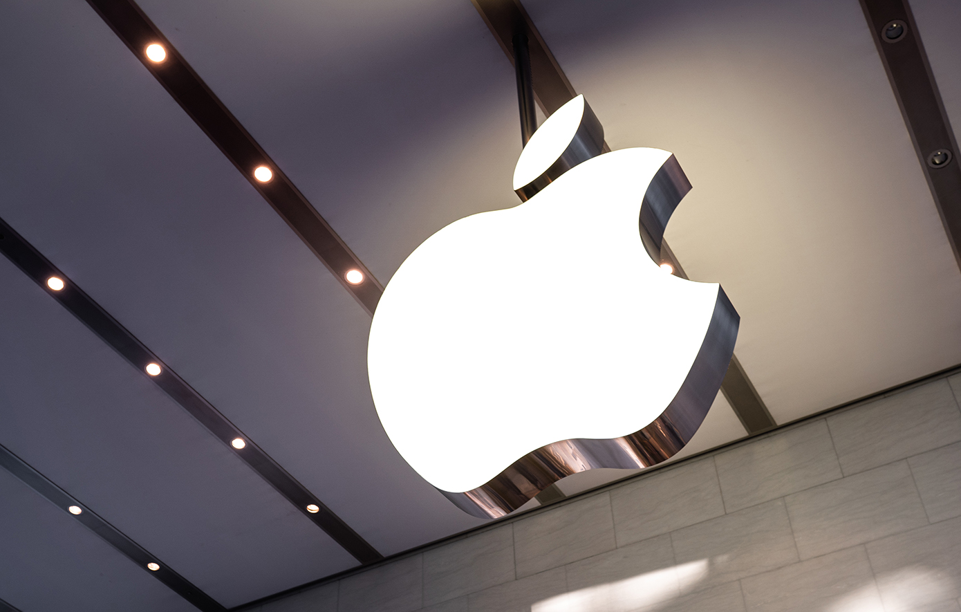 Συναγερμός για κατόχους συσκευών της Apple: Ανάκληση φορτιστή λόγω κινδύνου πυρκαγιάς
