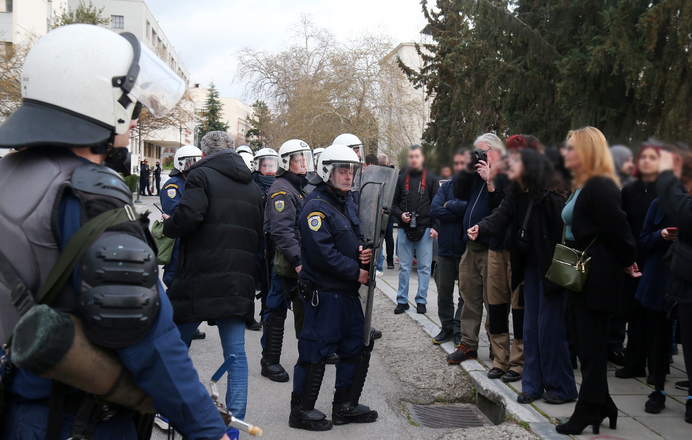 ΚΝΕ: Καταγγέλλουμε την αναίτια και απρόκλητη εισβολή αστυνομικών δυνάμεων στο ΑΠΘ και τις συλλήψεις φοιτητών στο σωρό