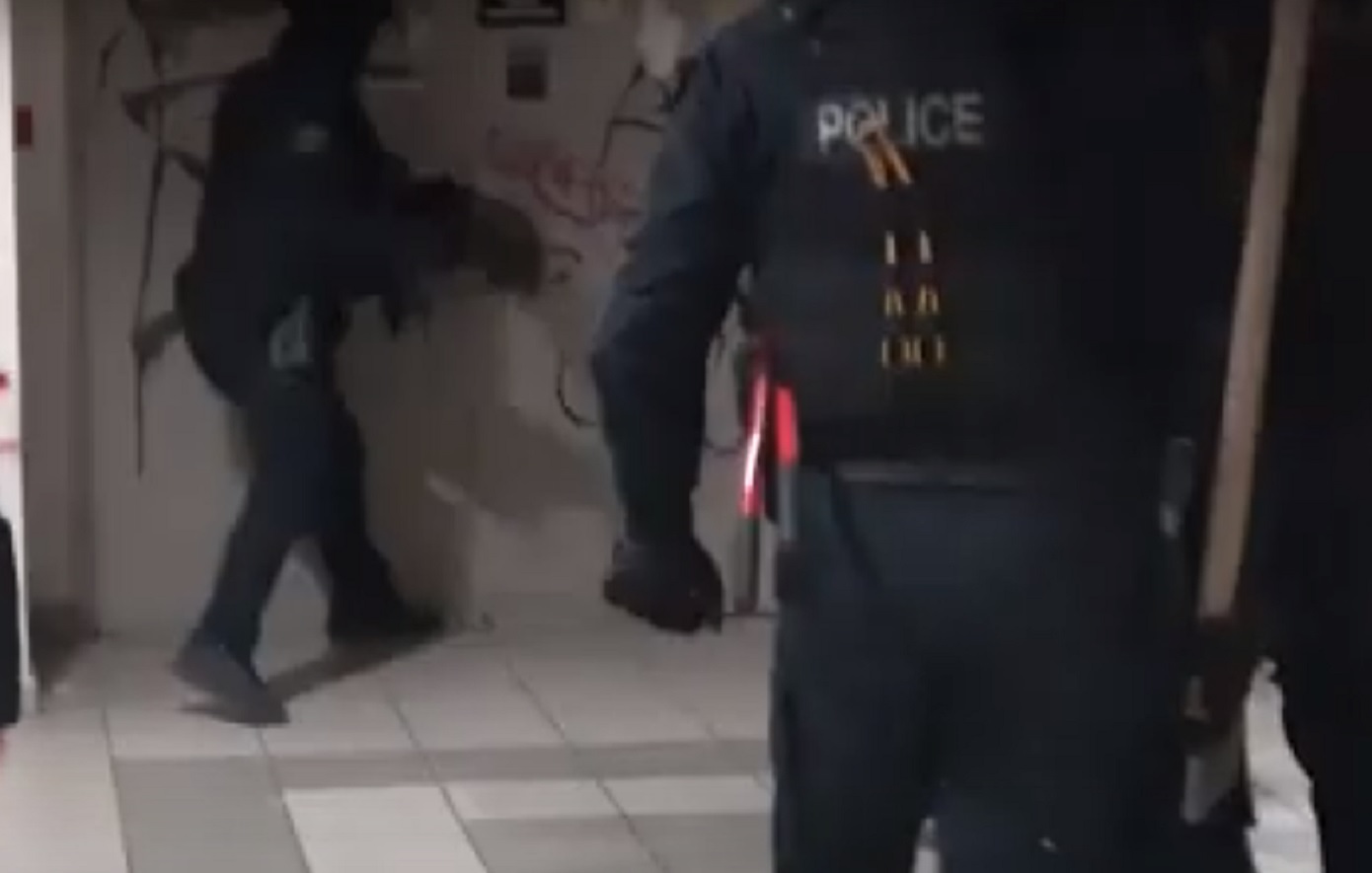 Το βίντεο της εφόδου της αστυνομίας στην Πανεπιστημιούπολη του Ζωγράφου &#8211; Συνελήφθησαν οι 3 προσαχθέντες