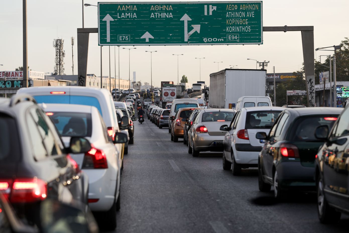 Κίνηση τώρα: Στο κόκκινο οι δρόμοι της Αθήνας – «Φράκαραν» Αττική Οδός και Κηφισός