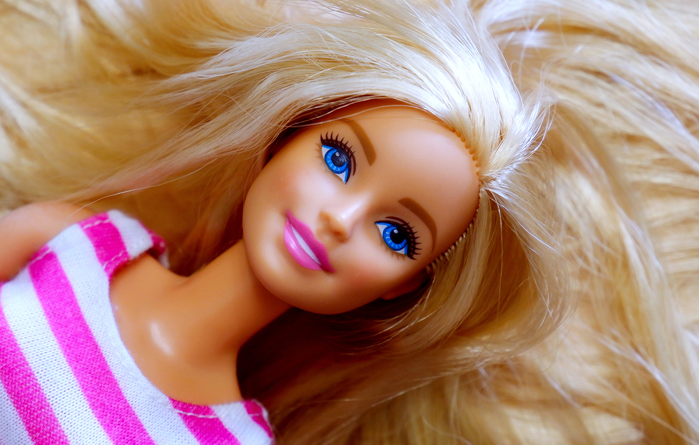H πρώτη Barbie γίνεται 65 ετών &#8211; Κυκλοφορεί σε 35 τόνους δέρματος, 97 στυλ μαλλιών και εννέα σωματότυπους