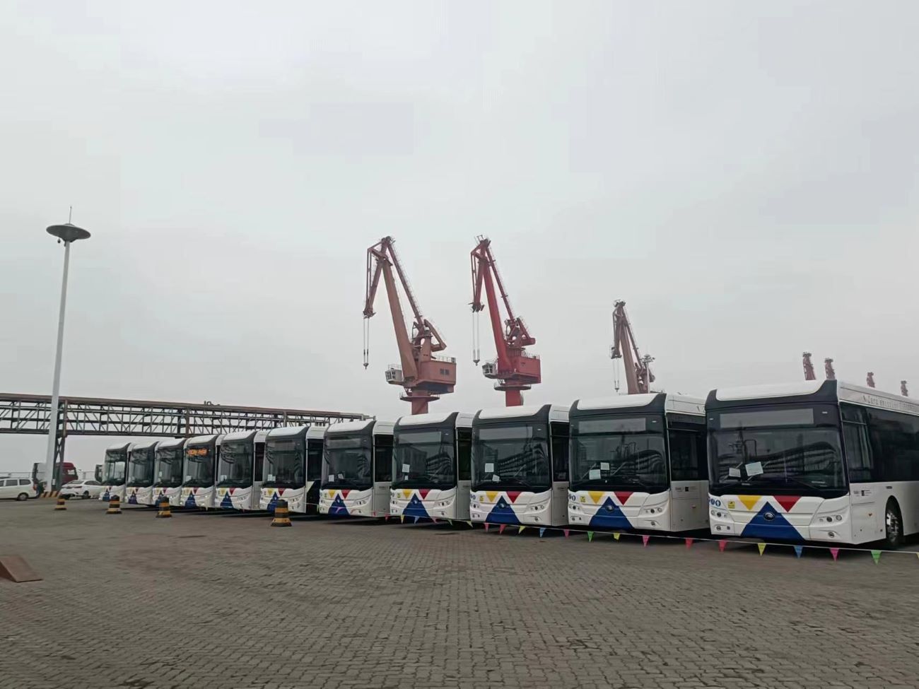 Φτάνουν στο λιμάνι της Θεσσαλονίκης τα 110 ηλεκτρικά λεωφορεία από την Κίνα