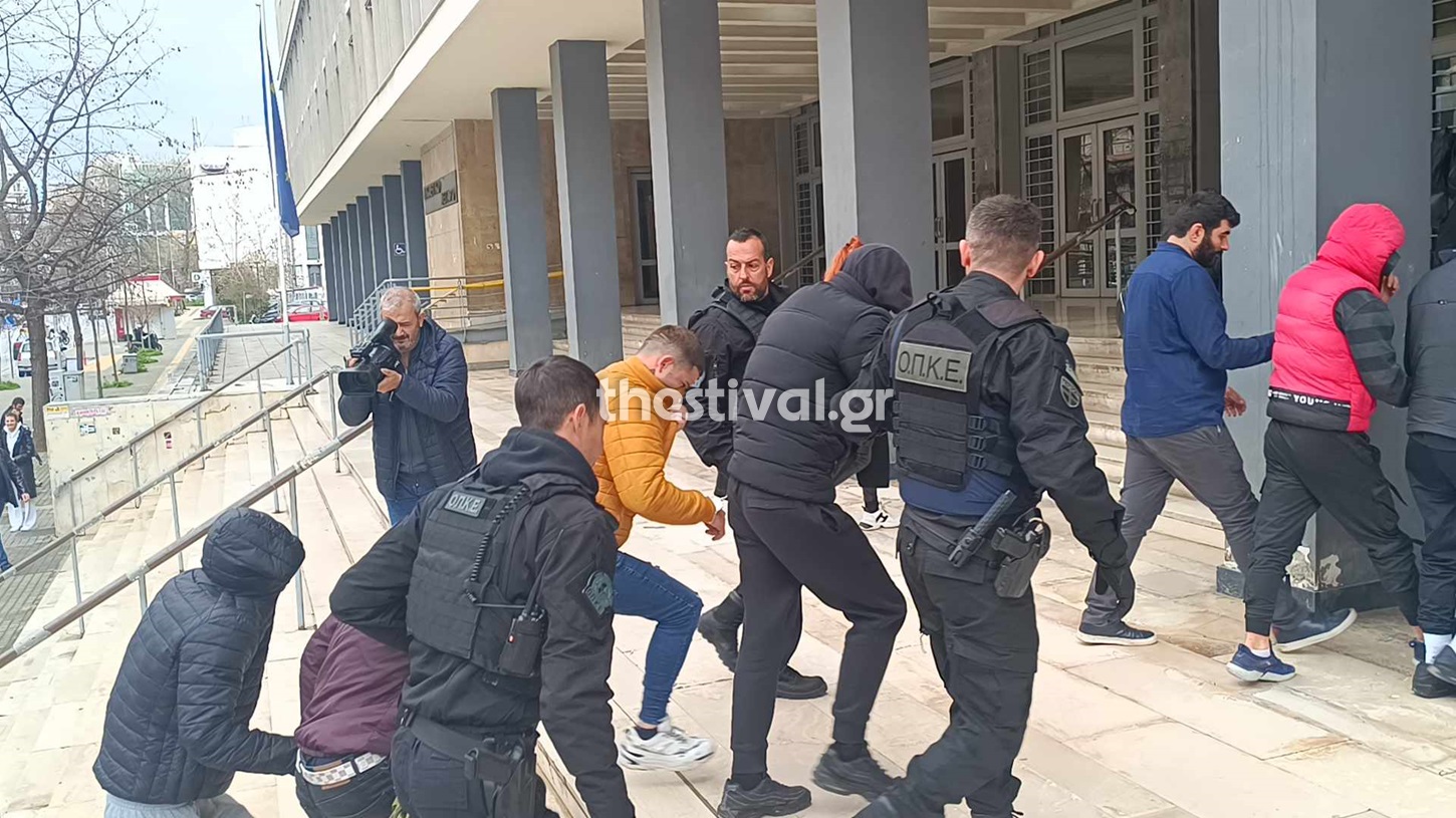 Στον εισαγγελέα εννέα συλληφθέντες της επίθεσης σε ΛΟΑΤΚΙ στην πλατεία Αριστοτέλους