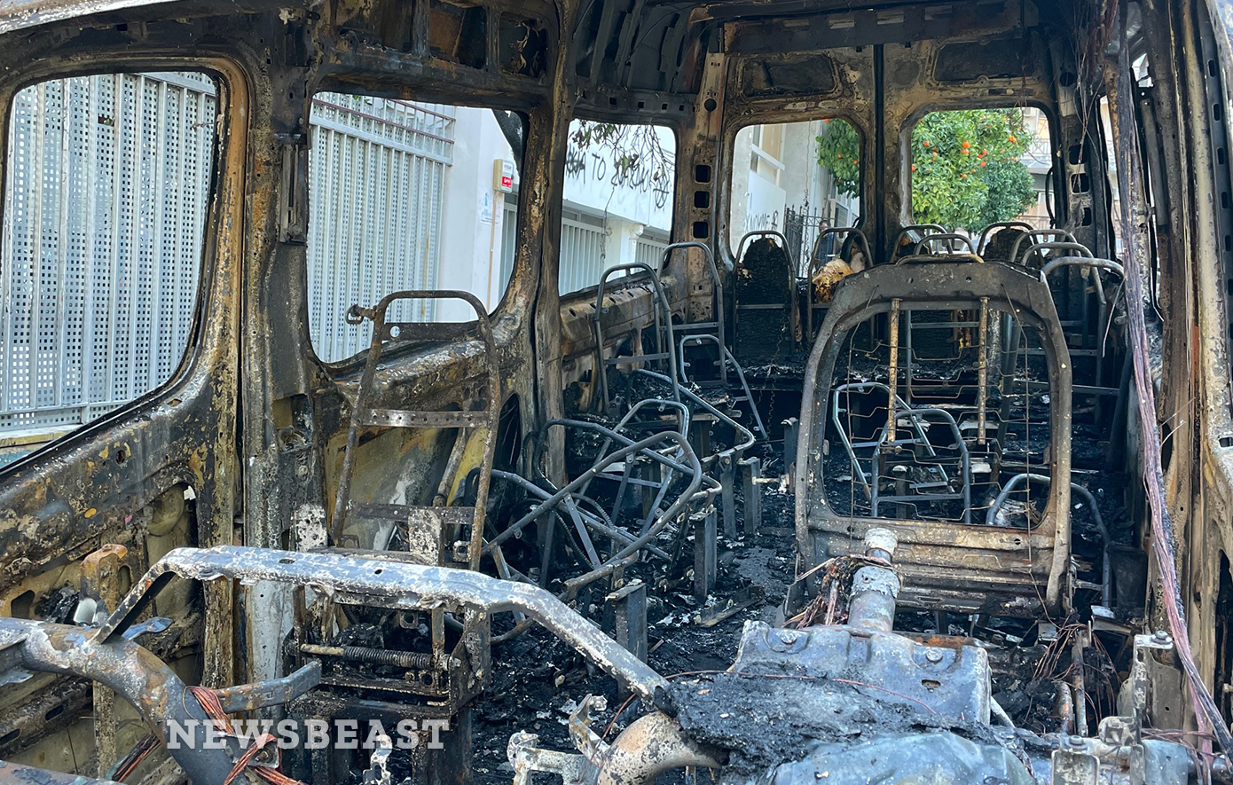 Συγκλονιστικές φωτογραφίες και βίντεο από του Ζωγράφου μετά την εμπρηστική επίθεση &#8211; Πέντε σχολικά κάηκαν ολοσχερώς