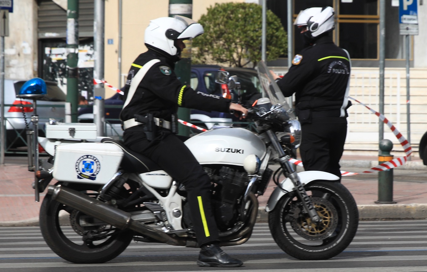 Θεσσαλονίκη: Η στιγμή που η 37χρονη οδηγός παρέσυρε τροχονόμο εν ώρα υπηρεσίας – Συνελήφθη και σε βάρος της ασκήθηκε ποινική δίωξη