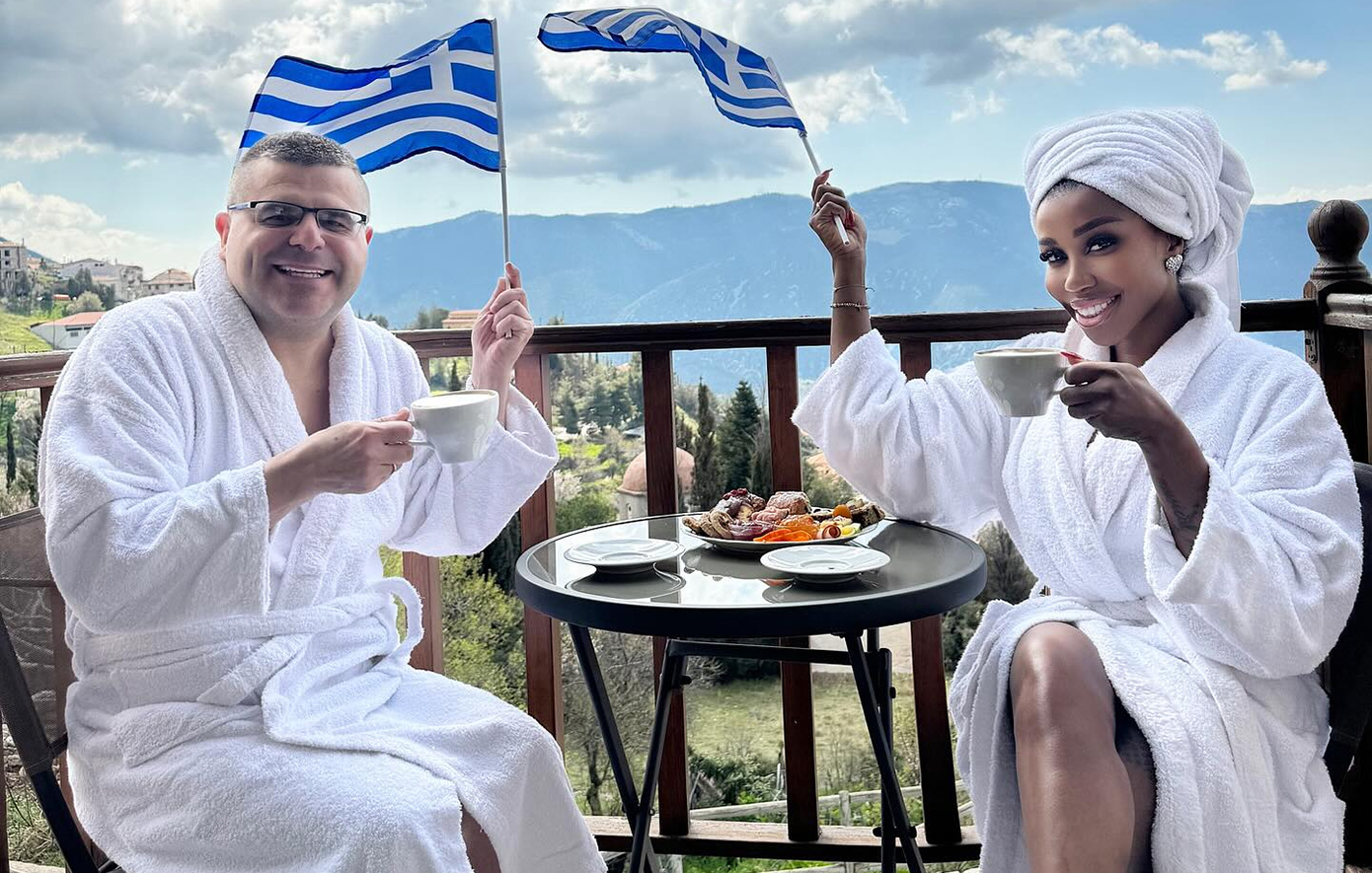 Με ελληνικές σημαίες και φορώντας τα μπουρνούζια τους ευχήθηκαν «καλή Σαρακοστή» η Ελίζαμπεθ Ελέτσι και ο Νεκτάριος Λεμονίδης