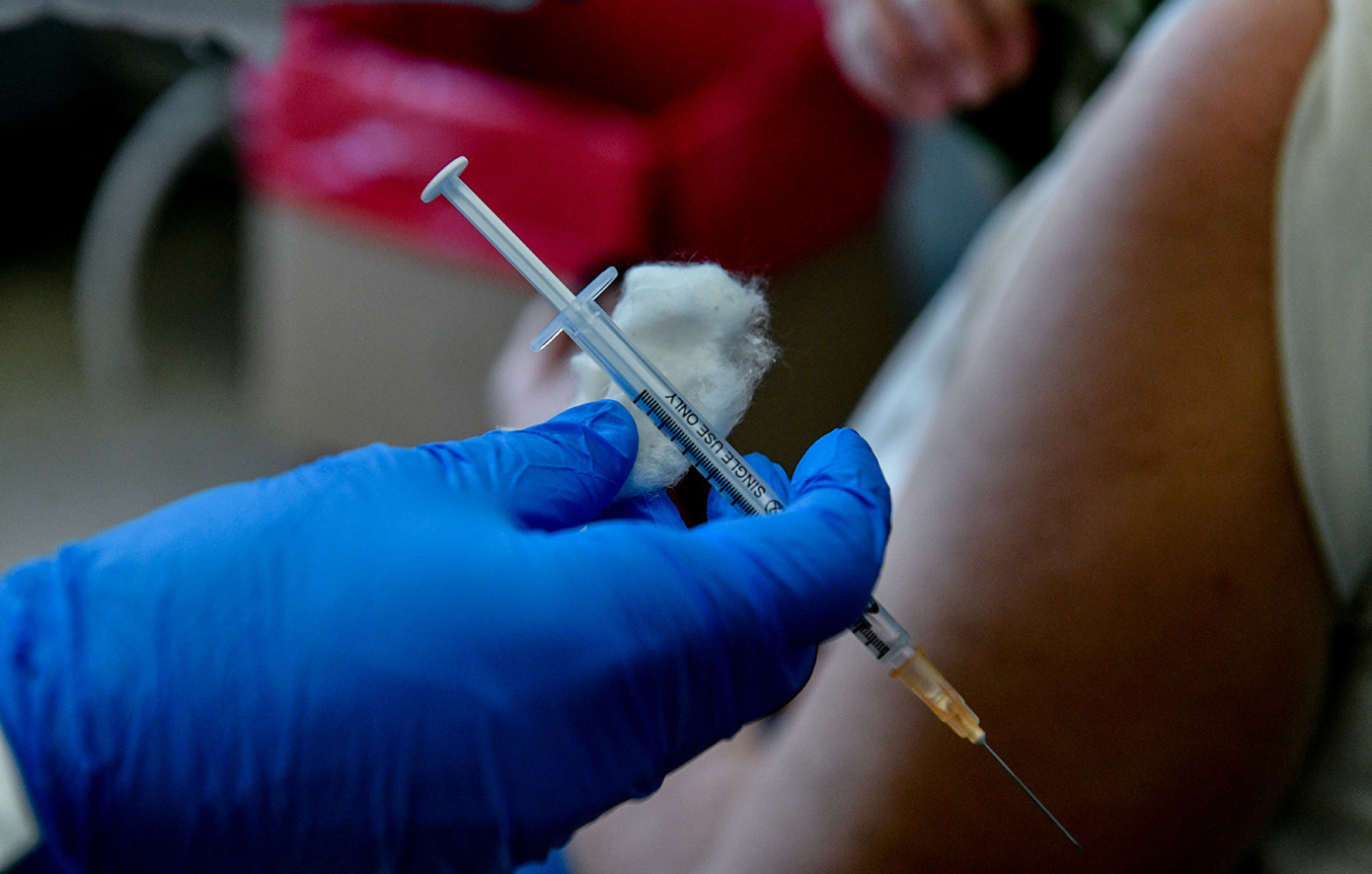 Η περίεργη ιατρική περίπτωση του άνδρα που εμβολιάστηκε 217 φορές για τον κορονοϊό &#8211; Τι λένε οι ειδικοί