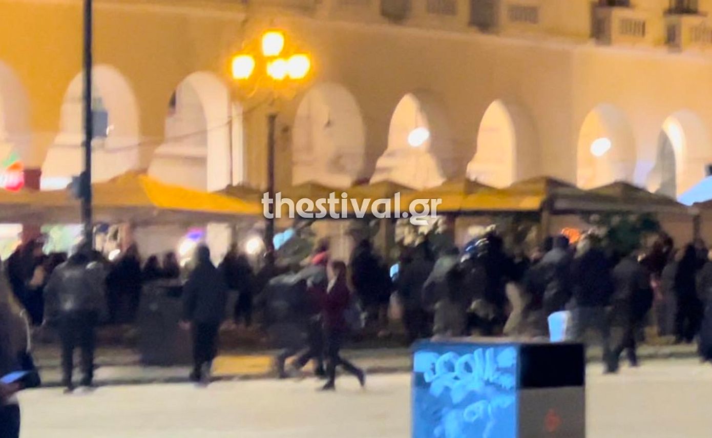 Επεισόδια στη Θεσσαλονίκη &#8211; Κουκουλοφόροι επιτέθηκαν στη συγκέντρωση κατά της ομοφοβίας