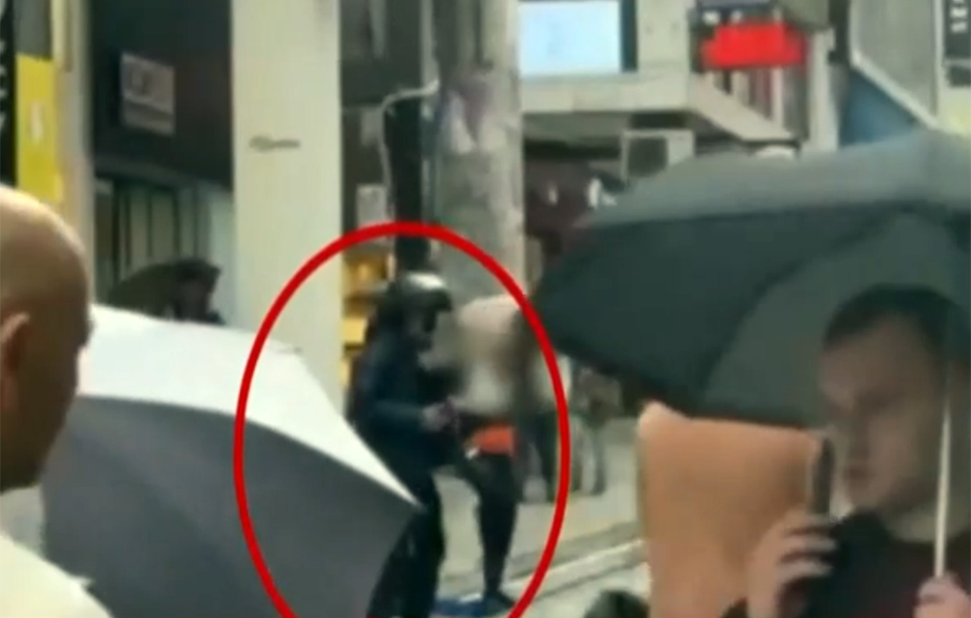 Το μυστήριο με το διαβατήριο του Ιρακινού που μαχαίρωσε την 22χρονη στην Ερμού – «Φοβάται, δεν μπορεί να κοιμηθεί»