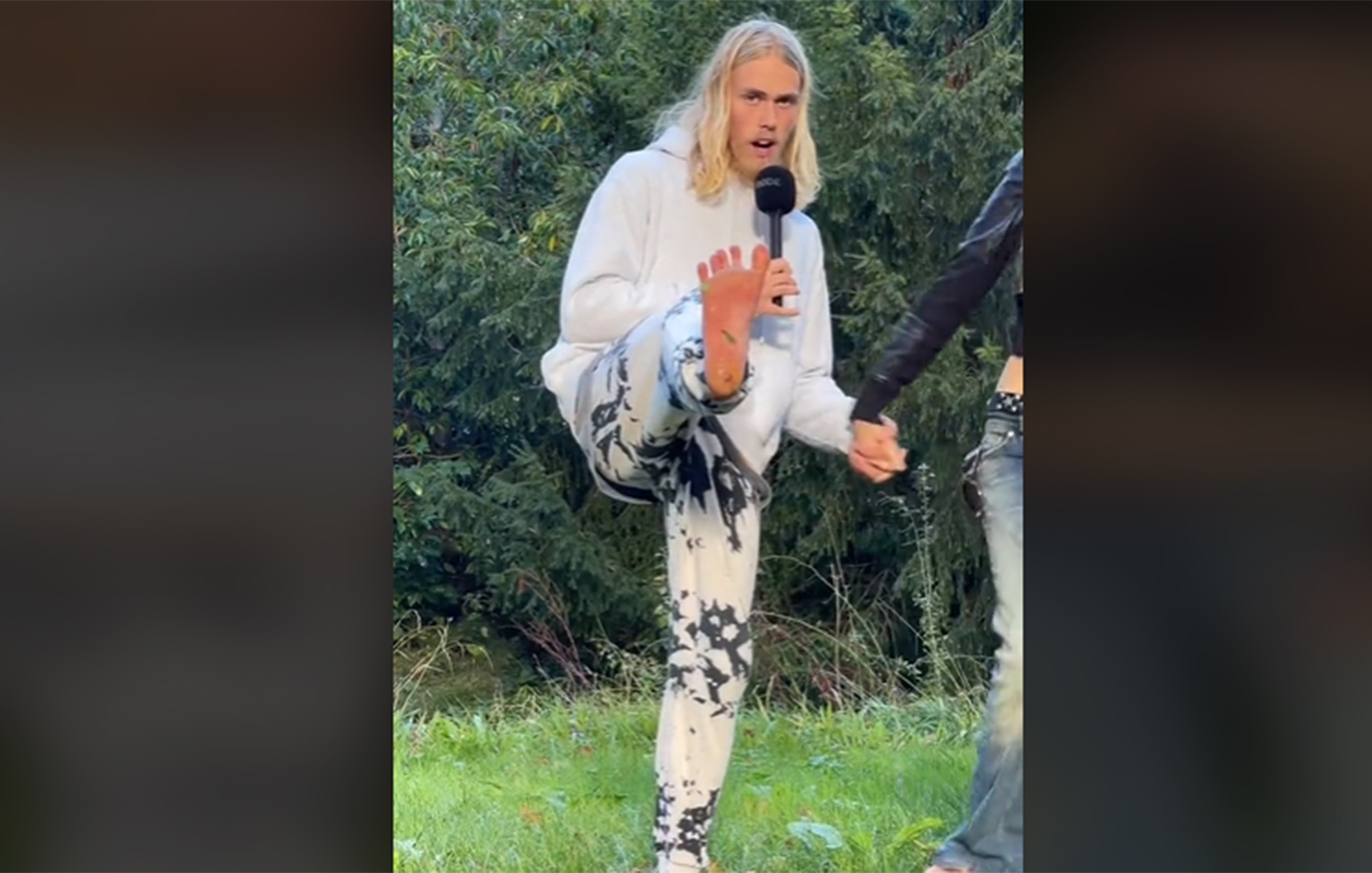 Πέταξε τα παπούτσια και πλέον περπατάει ξυπόλυτος – Θέλει να γίνει ντοκιμαντέρ στο Netflix και τον διώχνουν από μαγαζιά