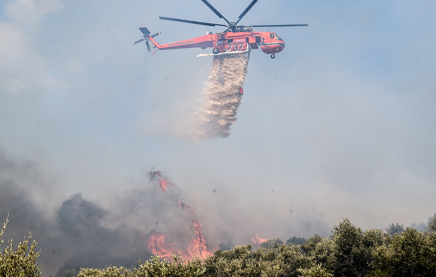 Μαίνεται για 3η μέρα η φωτιά στα Πιέρια όρη