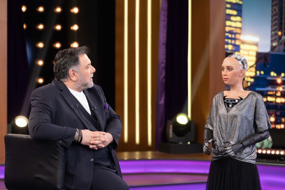 The 2Night Show: H Sophia the Robot, στην πρώτη της αποκλειστική συνέντευξη στην ελληνική τηλεόραση