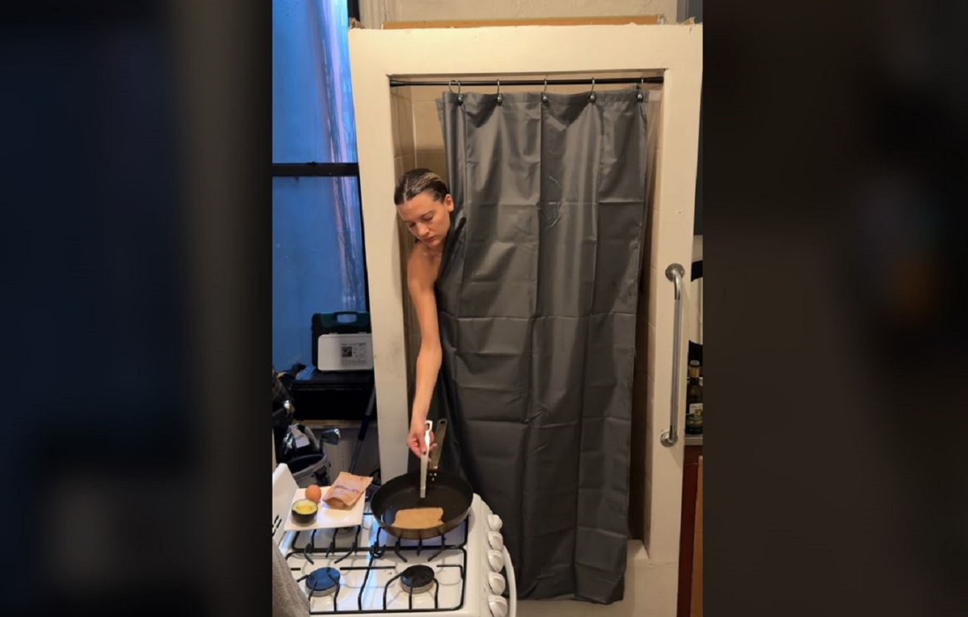 Μένει σε τόσο μικρό διαμέρισμα που κάνει μπάνιο και μαγειρεύει ταυτόχρονα