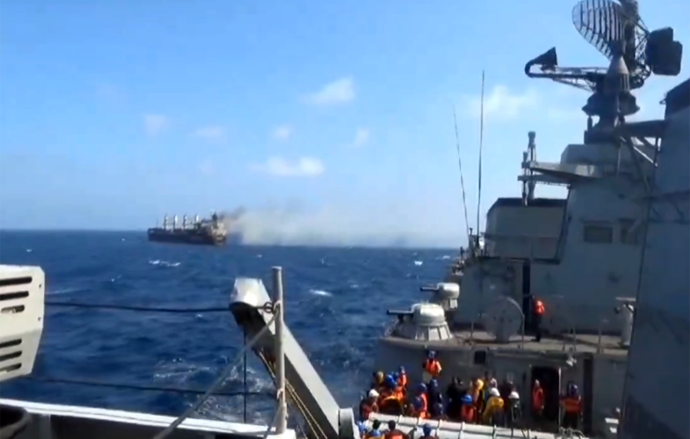 Βίντεο από την επιχείρηση διάσωσης του πληρώματος του πλοίου που χτύπησαν οι Χούθι στην Ερυθρά Θάλασσα