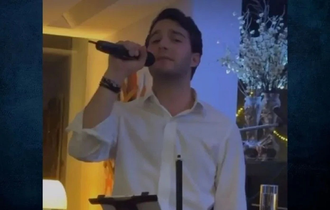 Ο γιος του Κώστα Καραμανλή, Αλέξανδρος, έπιασε το μικρόφωνο και τραγούδησε Στράτο Διονυσίου