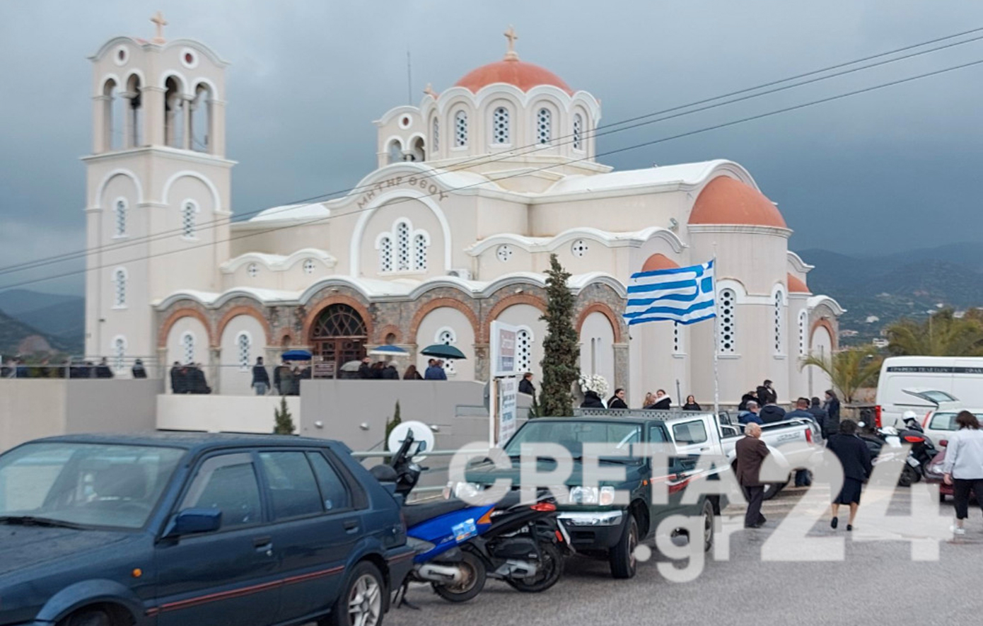 Σε κλίμα οδύνης το τελευταίο αντίο στον 33χρονο Μανώλη που σκοτώθηκε από φωτοβολίδα στην Κρήτη