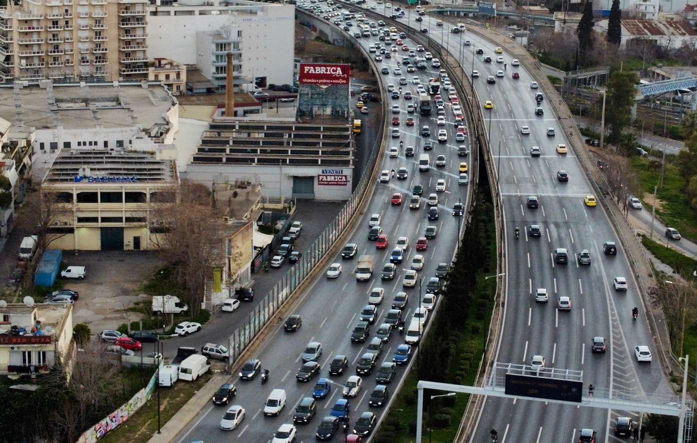 Κίνηση τώρα: Μποτιλιαρισμένος ο Κηφισός, καθυστερήσεις στην Αττική Οδό