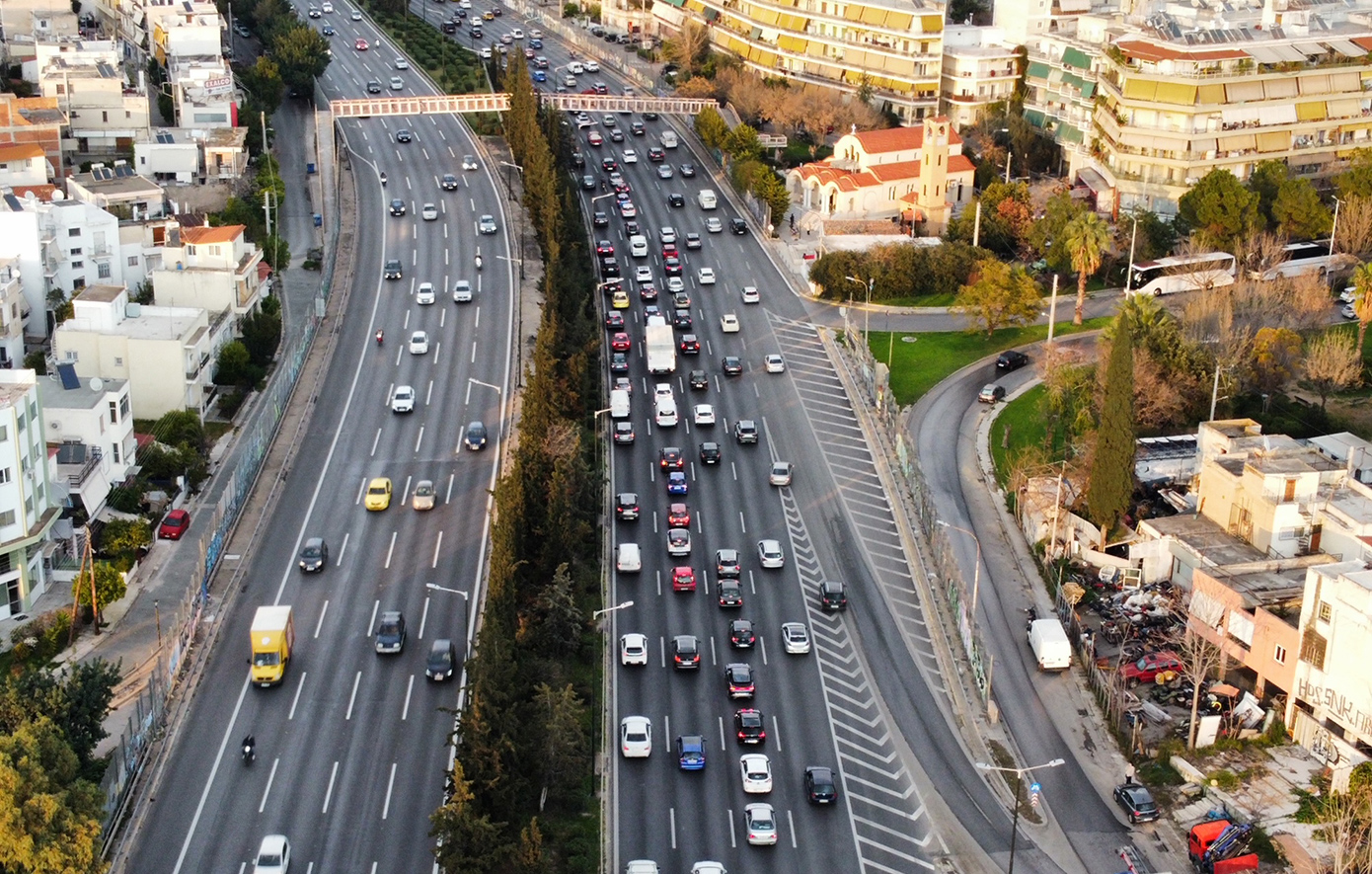 Σε εξέλιξη η έξοδος για το τριήμερο της 25ης Μαρτίου: «Φορτωμένος» ο Κηφισός, αυξημένα δρομολόγια στον Πειραιά