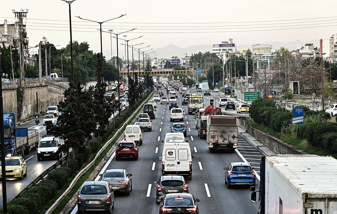 Καραμπόλα με νταλίκα, μηχανές και ΙΧ στον Κηφισό – Ένας τραυματίας, μεγάλες καθυστερήσεις στο σημείο