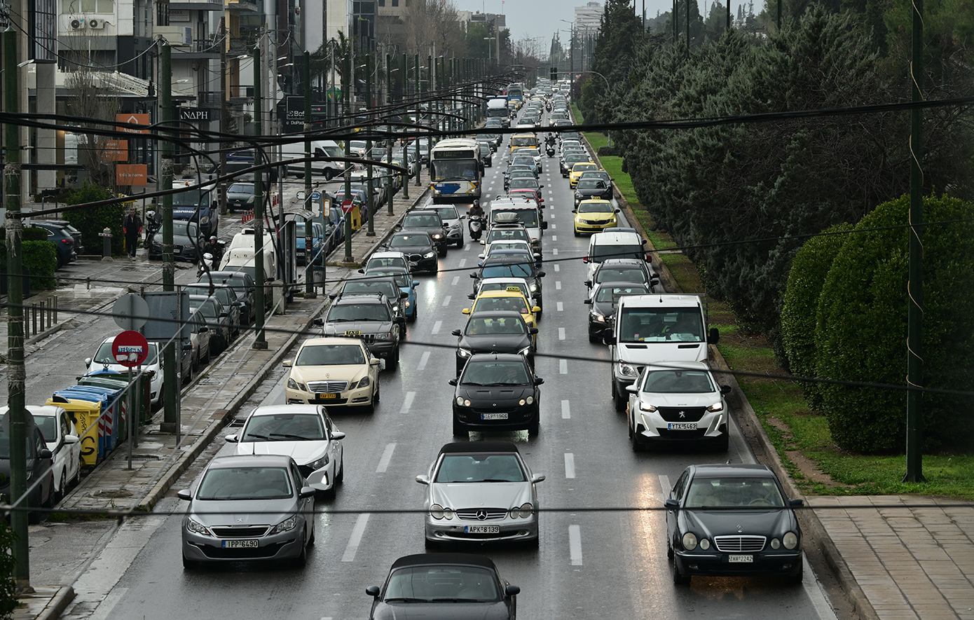Κίνηση τώρα: Μεγάλες καθυστερήσεις στη Μεσογείων λόγω σύγκρουσης οχημάτων