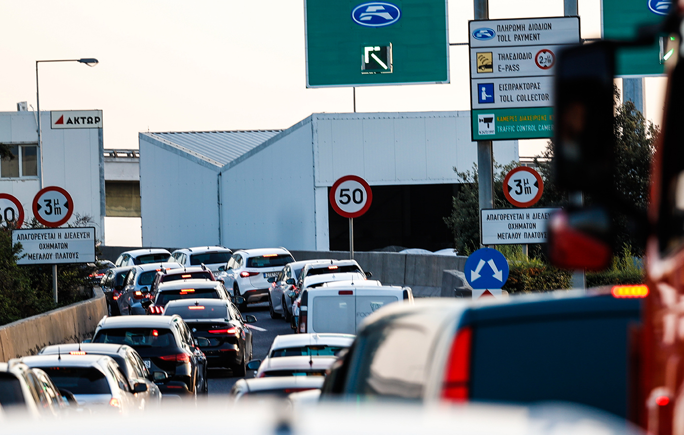 Καραμπόλα πέντε οχημάτων στην Αττική Οδό &#8211; Καθυστερήσεις στο ρεύμα προς Αεροδρόμιο από το ύψος της Λ. Πεντέλης