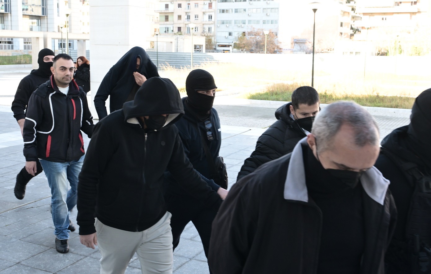 Ψύχραιμα άκουσε ο Ηλίας Μίχος την καταδικαστική απόφαση για βιασμό και μαστροπεία της 12χρονης – Οι ποινές που αντιμετωπίζει