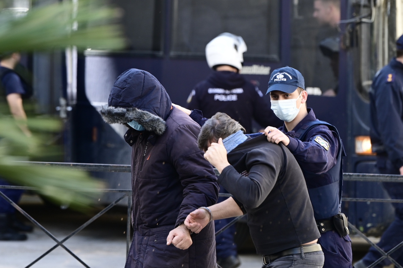 Ένοχος ο Ηλίας Μίχος για μαστροπεία και βιασμό, αθώα η μητέρα – Η απόφαση για την υπόθεση της 12χρονης στον Κολωνό
