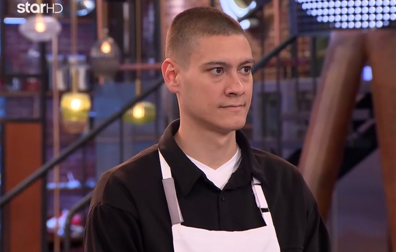 Η παραγωγή του MasterChef τρολάρει τον Κώστα μετά τη δεύτερη σερί νίκη του και τον μεταμορφώνει σε γεράκι