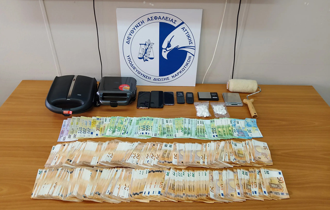 Εγκληματική οργάνωση δρούσε σε Καλλιθέα και κέντρο της Αθήνας – Έκρυβαν την κοκαΐνη σε ρολά βαψίματος και τα λεφτά σε τοστιέρες