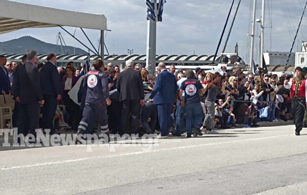 Στρατιωτικός επέμενε να σταθεί όρθιος στην παρέλαση φαντάρος που λιποθυμούσε