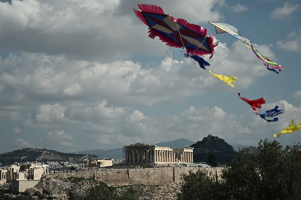 Ο Λόφος του Φιλοπάππου γέμισε από κόσμο και χαρταετούς