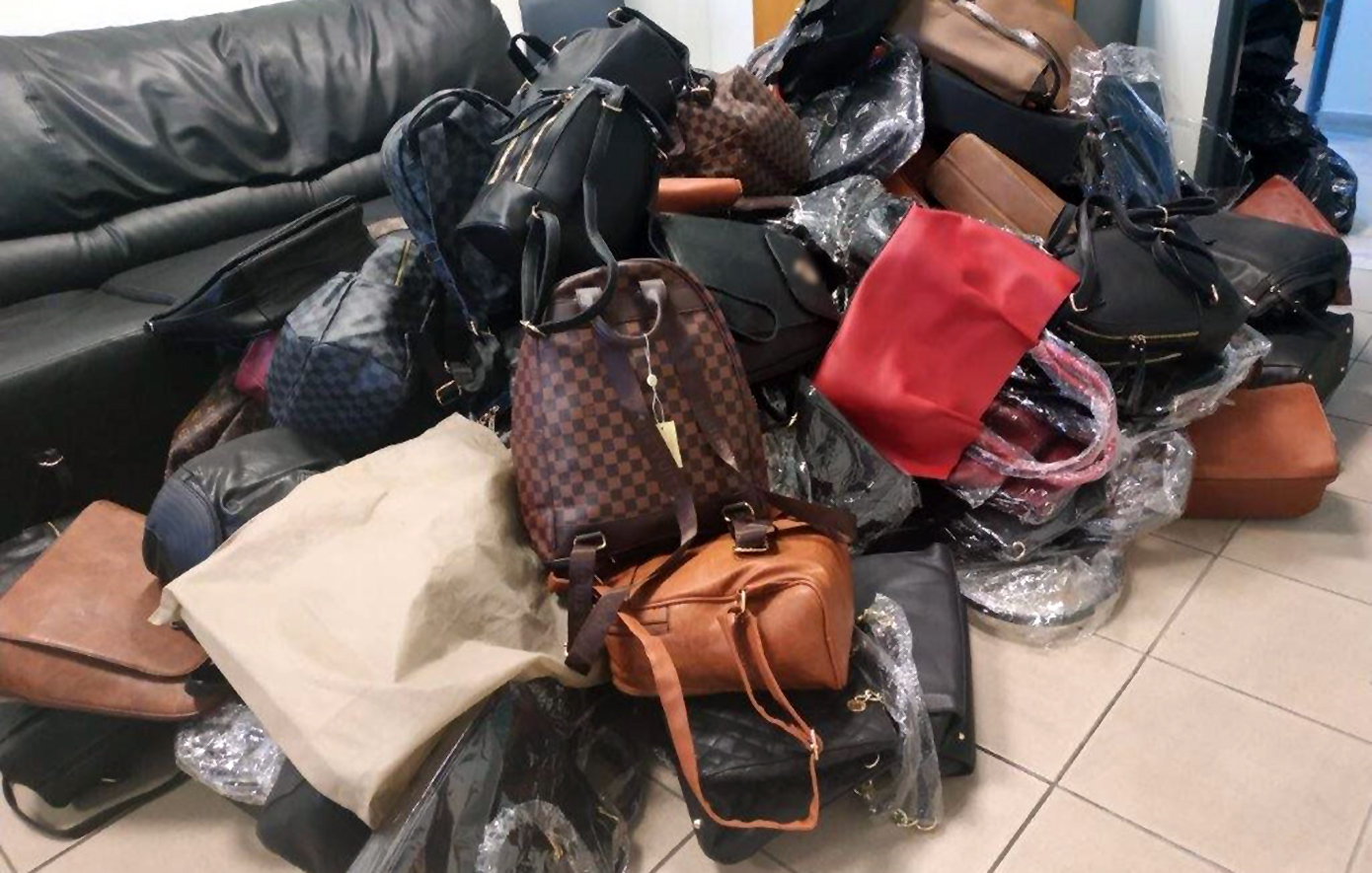 Πουλούσαν επώνυμα προϊόντα «μαϊμού» σε ηλεκτρονικά καταστήματα – Δικογραφία σε βάρος 12 ατόμων για 75 απάτες