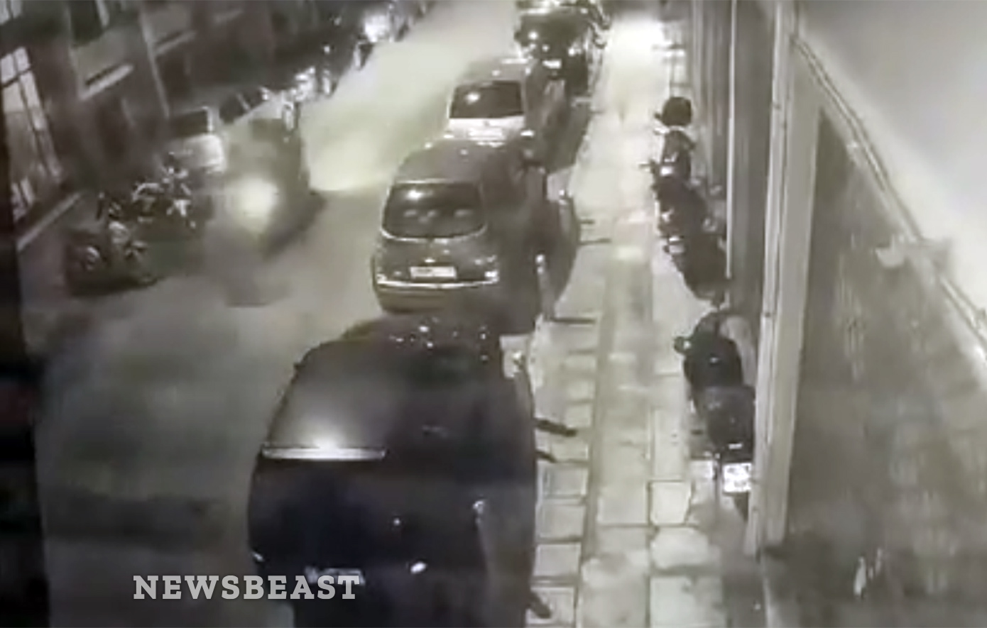 Μυστήριο με μηχανή που πέρασε λίγο πριν γίνει η έκρηξη στην Καλλιθέα – Το βίντεο-ντοκουμέντο από κάμερα ασφαλείας