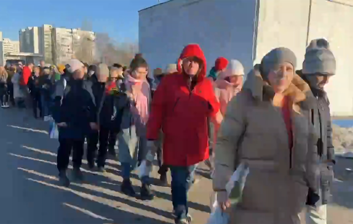Η Γιούλια Ναβάλναγια ευχαριστεί τους Ρώσους που περίμεναν στην ουρά για να αποχαιρετήσουν τον Ναβάλνι