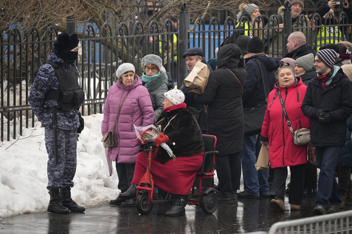 «Πάνω από 1.000 άνθρωποι» στην εκκλησία για να αποχαιρετήσουν τον Ναβάλνι &#8211; Live εικόνα από την κηδεία στη Μόσχα