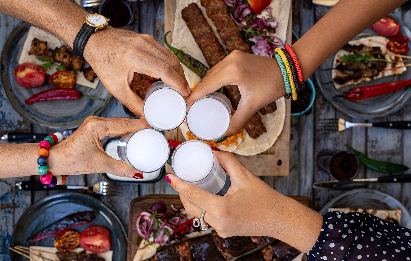 Παρέα πίνει ούζο Παρέα πίνει ούζο