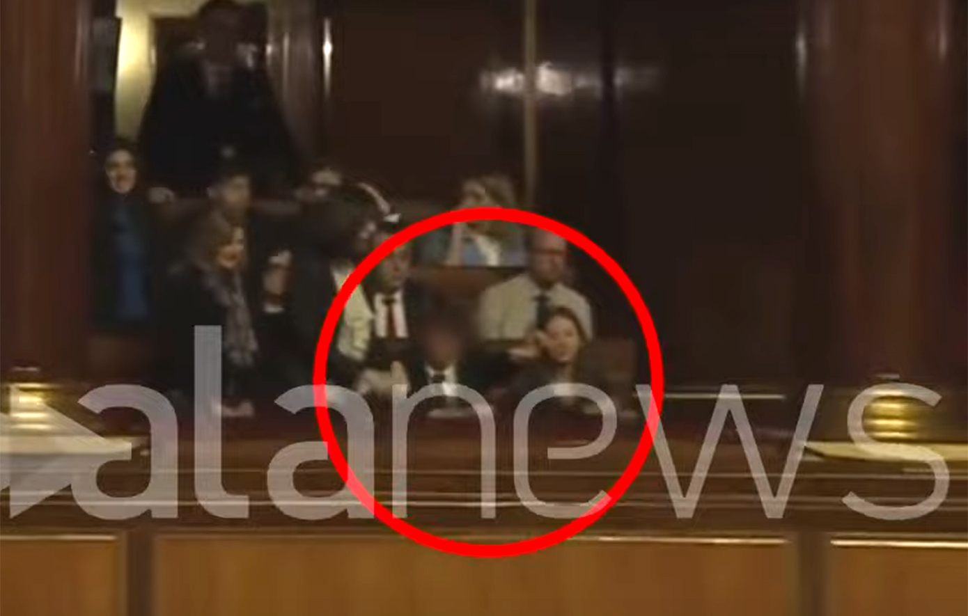 Μαθητής έκανε χειρονομία πιστολιού προς τη Μελόνι στην ιταλική Γερουσία – Δείτε βίντεο