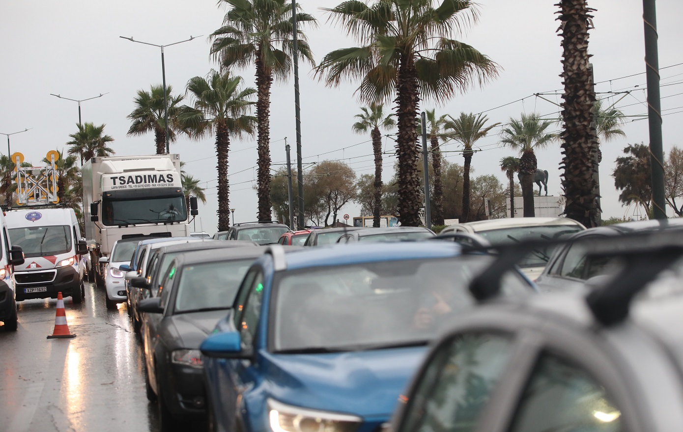 Κίνηση τώρα: Διακοπή κυκλοφορίας στην παραλιακή, μεγάλα προβλήματα στον Κηφισό