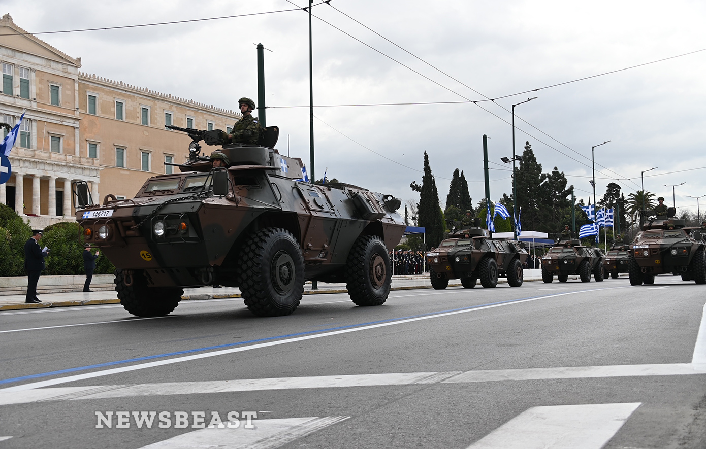 Μεγαλειώδης η στρατιωτική παρέλαση στην Αθήνα – Γέμισε με άρματα το κέντρο της πρωτεύουσας