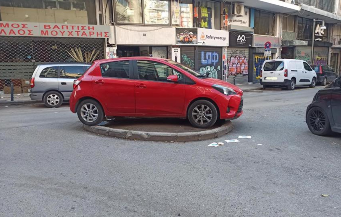 Εκεί τον βόλευε, εκεί το άφησε – Οδηγός στη Θεσσαλονίκη πάρκαρε το αυτοκίνητό του πάνω στο παρτέρι