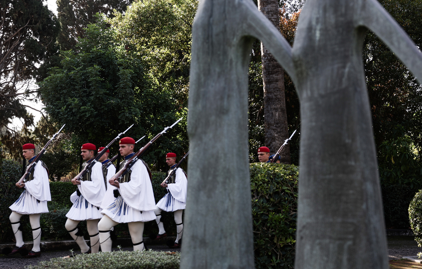 Τα μυστικά των Ευζώνων: Η ιεροτελεστία της ετοιμασίας, η εκπαίδευση των έξι εβδομάδων και η ακινησία