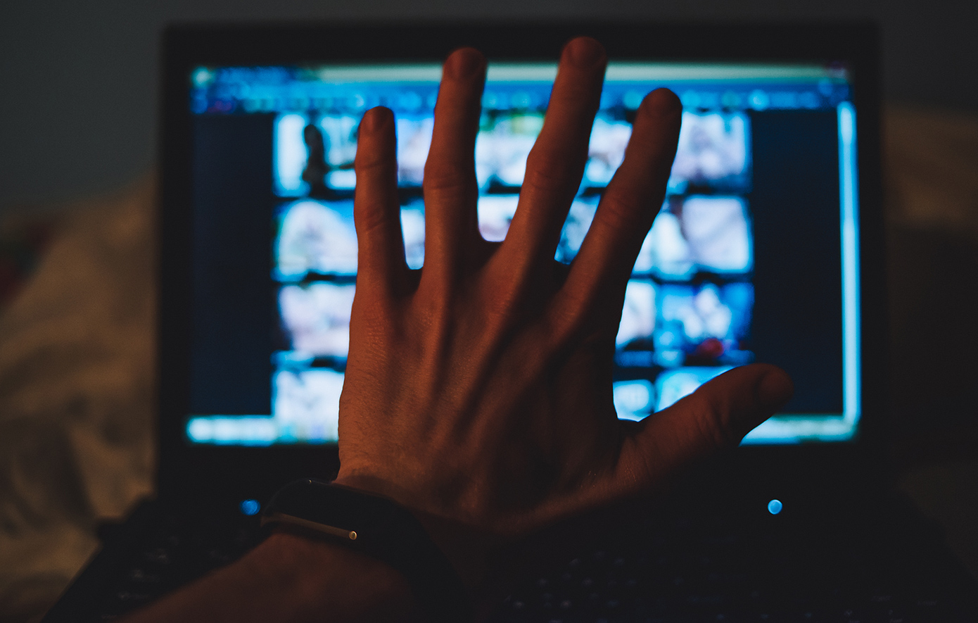 Revenge porn στην Αμαλιάδα: Ζητούσαν λεφτά για να μην «ανεβάσουν» γυμνές φωτογραφίες της στο διαδίκτυο