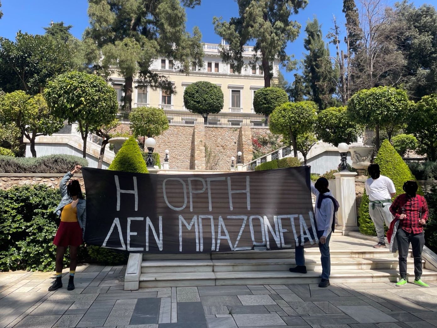 Μπήκαν σε Βουλή και Προεδρικό Μέγαρο μέλη του Ρουβίκωνα