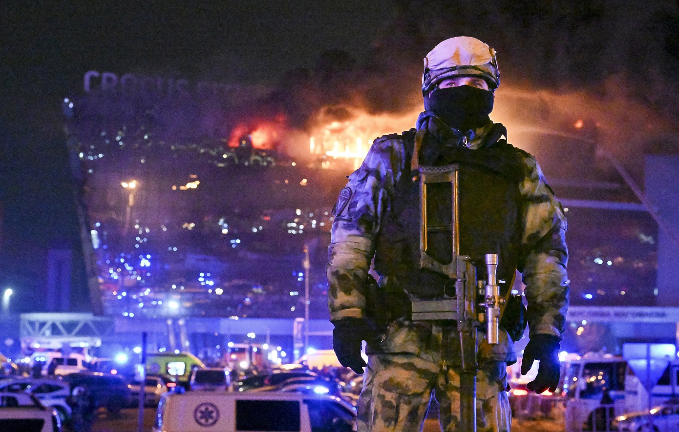 Το Ισλαμικό Κράτος ανέλαβε την ευθύνη για το μακελειό με δεκάδες νεκρούς στη Μόσχα - Παιδιά ανάμεσα στα θύματα, αναζητούνται οι δράστες