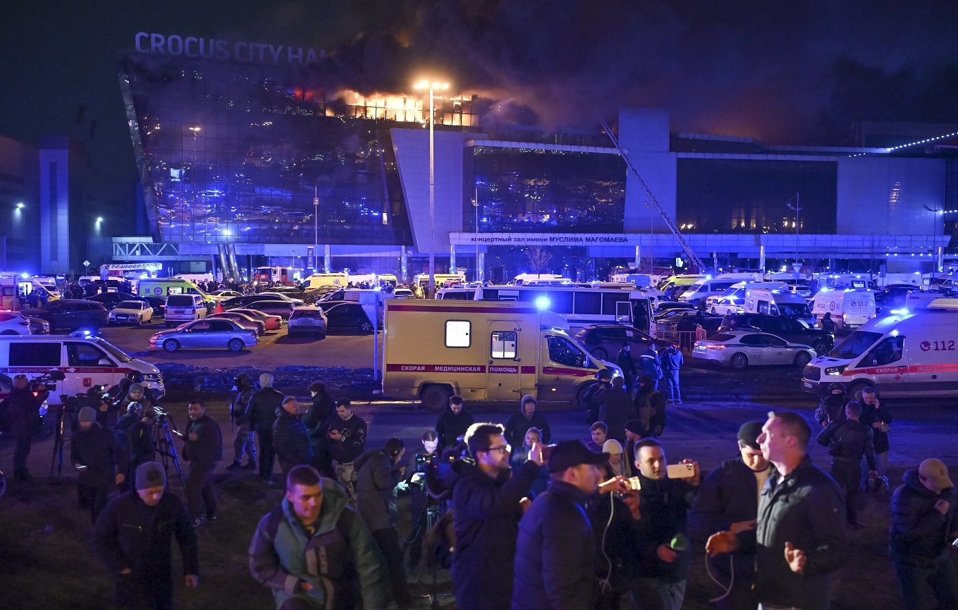 Μακελειό με τουλάχιστον 40 νεκρούς στη Μόσχα – Ενημερώθηκε ο Πούτιν, κουνάει το δάχτυλο ο Μεντβέντεφ, «δεν έχουμε σχέση» λέει η Ουκρανία